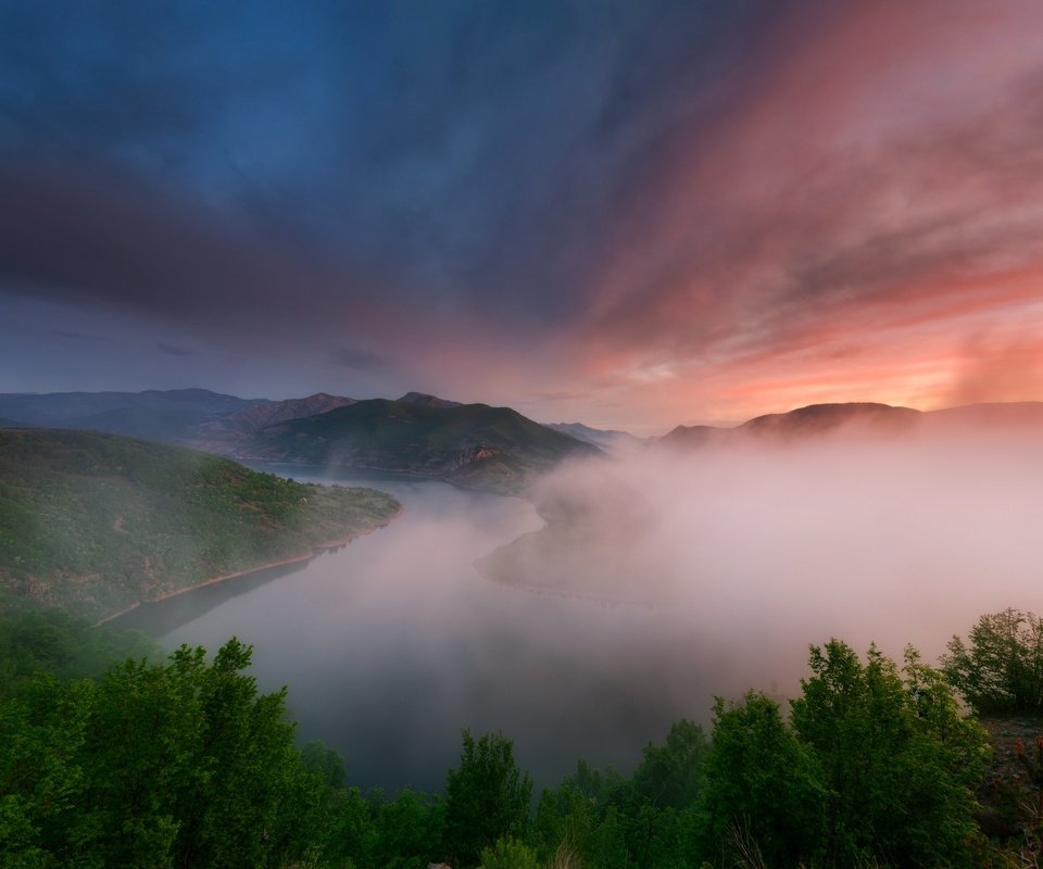 Обои свет, вечер, река, горы, природа, утро, туман, light, the evening, river, mountains, nature, morning, fog разрешение 2048x1463 Загрузить