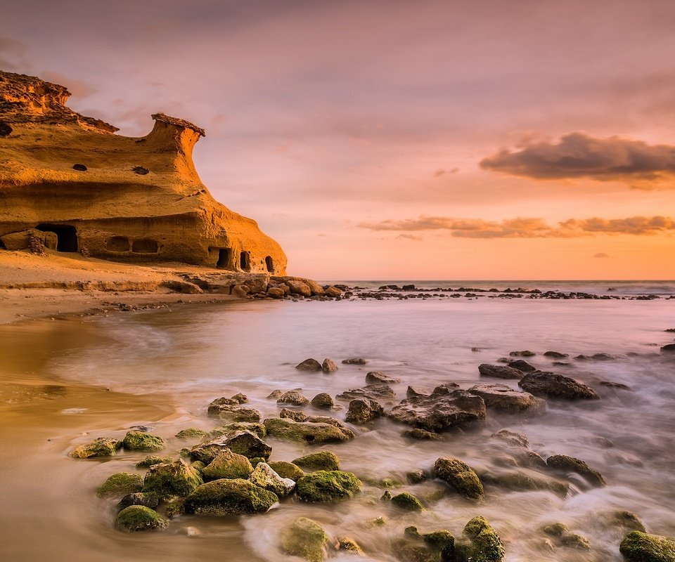 Обои небо, облака, скалы, берег, закат, море, the sky, clouds, rocks, shore, sunset, sea разрешение 2048x1121 Загрузить