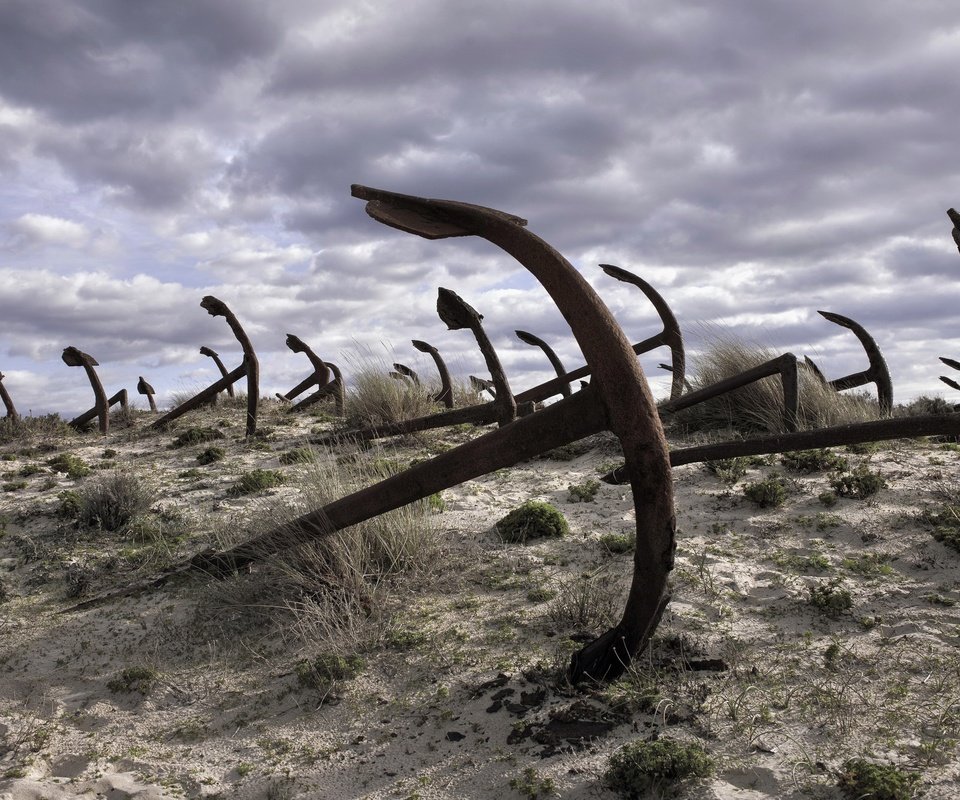 Обои небо, облака, берег, песок, пляж, якорь, the sky, clouds, shore, sand, beach, anchor разрешение 2048x1332 Загрузить