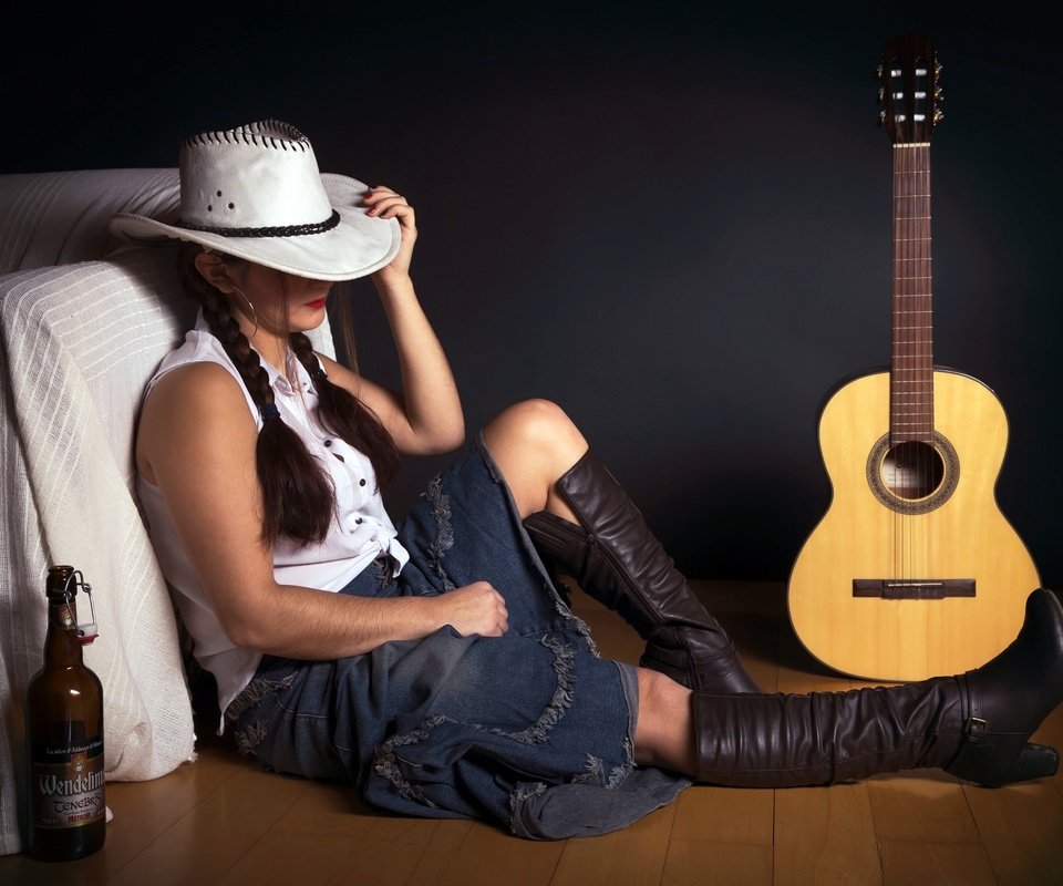 Обои девушка, гитара, бутылка, шляпа, сапоги, косички, girl, guitar, bottle, hat, boots, braids разрешение 2048x1365 Загрузить