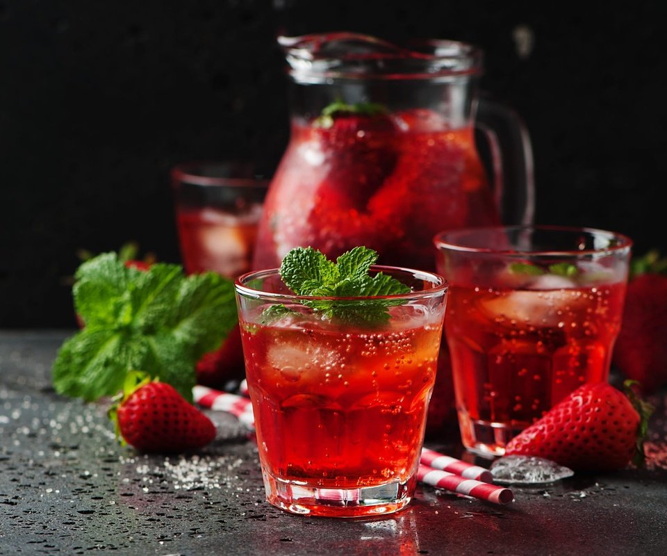 Обои мята, напиток, клубника, лёд, стакан, кувшин, трубочка, лимонад, mint, drink, strawberry, ice, glass, pitcher, tube, lemonade разрешение 2000x1329 Загрузить