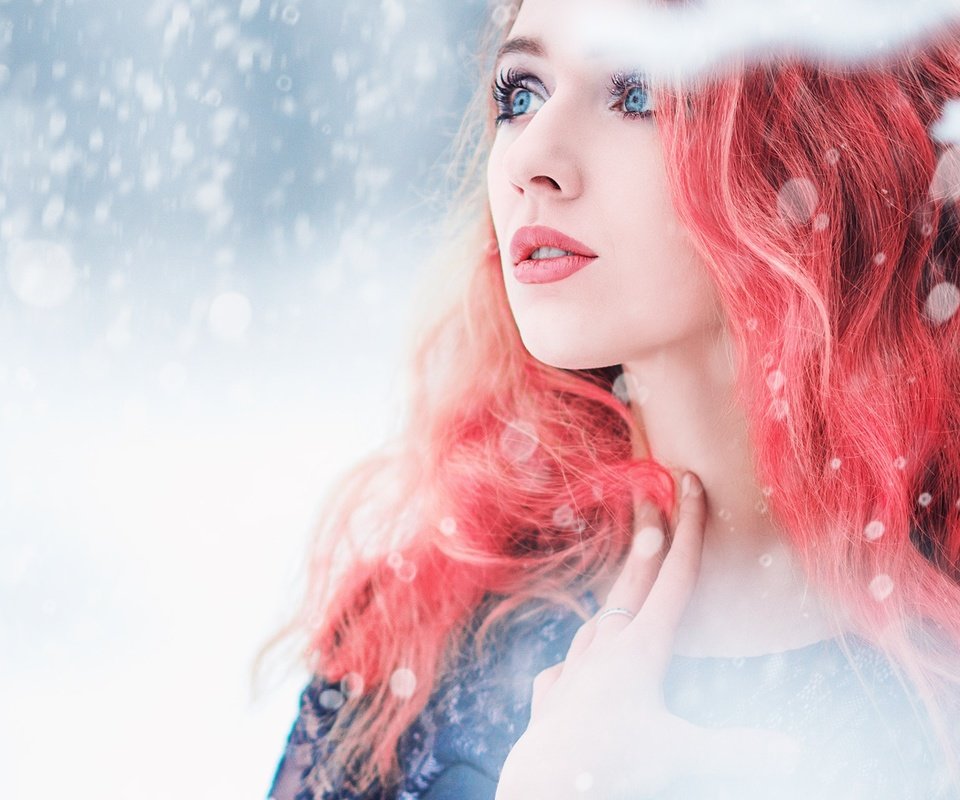 Обои глаза, снег, зима, девушка, портрет, взгляд, лицо, красные волосы, eyes, snow, winter, girl, portrait, look, face, red hair разрешение 1920x1280 Загрузить