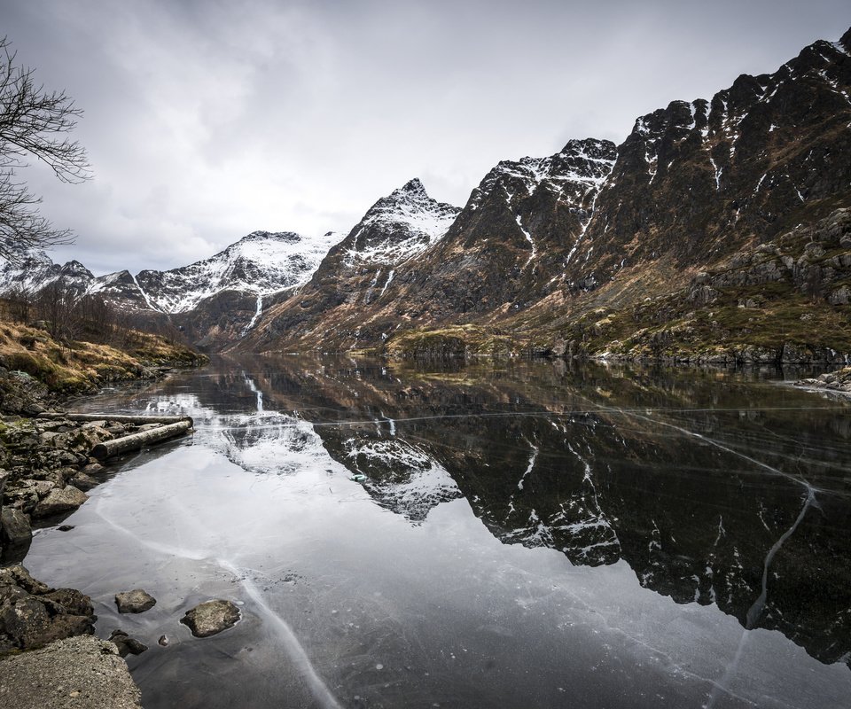 Обои небо, озеро, горы, дерево, лёд, the sky, lake, mountains, tree, ice разрешение 2048x1367 Загрузить