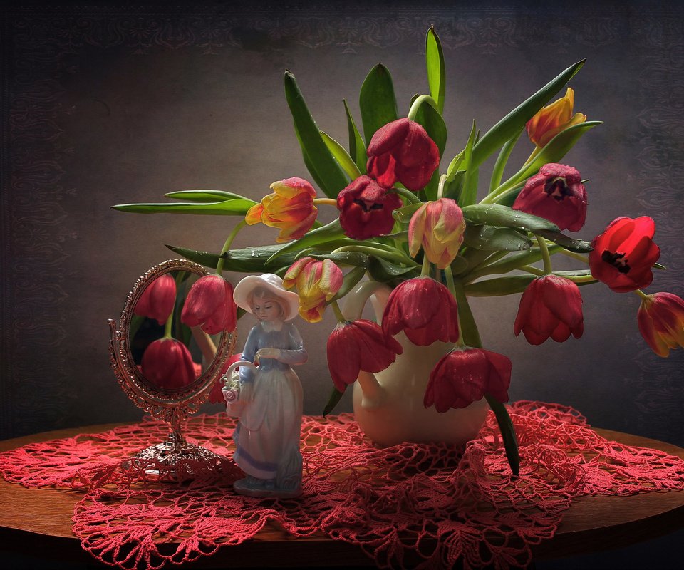 Обои цветы, натюрморт, статуэтка, фигурка, зеркало, девочка, тюльпаны, салфетка, кувшин, столик, flowers, still life, figurine, figure, mirror, girl, tulips, napkin, pitcher, table разрешение 2459x1897 Загрузить