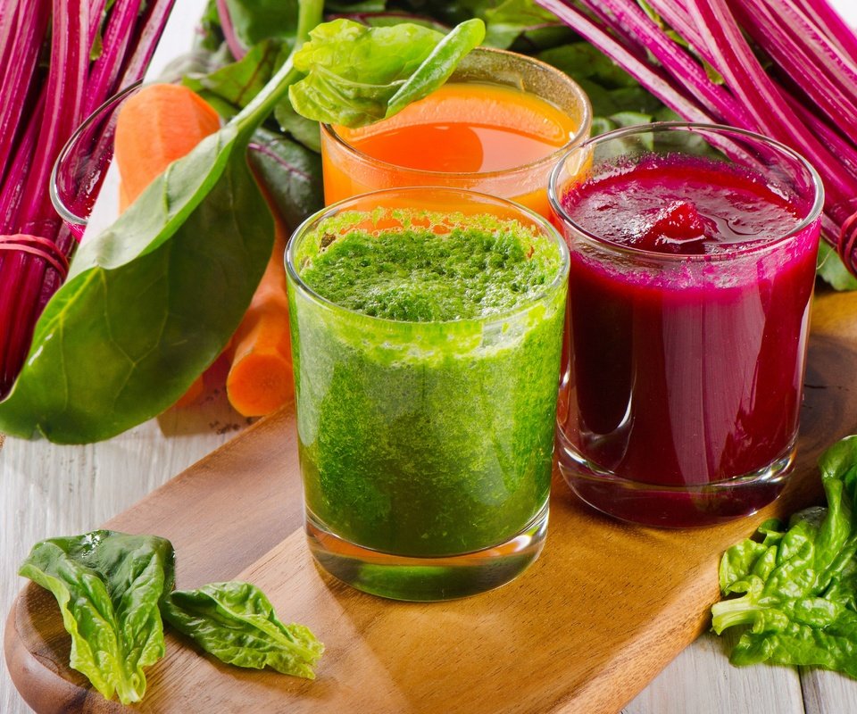 Обои зелень, овощи, стаканы, морковь, сок, смузи, свекла, greens, vegetables, glasses, carrots, juice, smoothies, beets разрешение 2560x2074 Загрузить