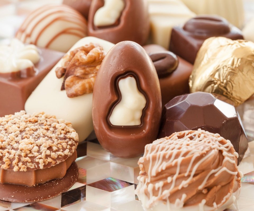 Обои орехи, конфеты, шоколад, сладкое, ассорти, шоколадные конфеты, nuts, candy, chocolate, sweet, cuts, chocolates разрешение 2560x1706 Загрузить