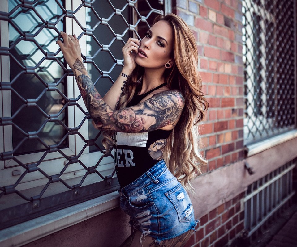 Обои девушка, брюнетка, татуировки, майка, шорты, шорты., girl, brunette, tattoo, mike, shorts, shorts. разрешение 2560x1600 Загрузить