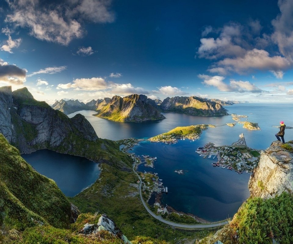 Обои горы, норвегия, скалы, фьорды, природа, пейзаж, человек, красота, высота, городок, mountains, norway, rocks, fjords, nature, landscape, people, beauty, height, town разрешение 1920x1080 Загрузить