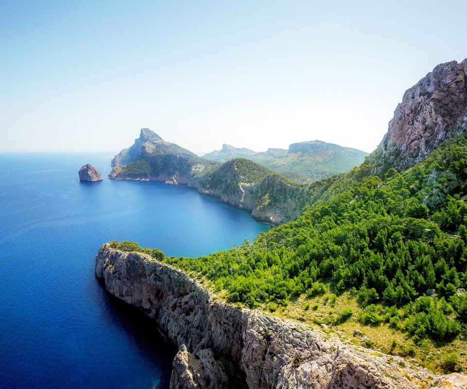 Обои деревья, скалы, берег, зелень, море, вид, солнечно, trees, rocks, shore, greens, sea, view, sunny разрешение 2160x1350 Загрузить