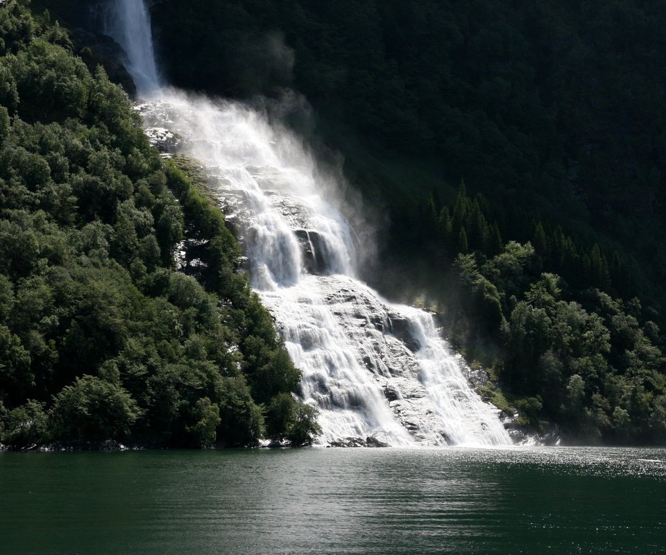 Обои природа, лес, водопад, норвегии, geiranger fjord, nature, forest, waterfall, norway разрешение 2595x1730 Загрузить