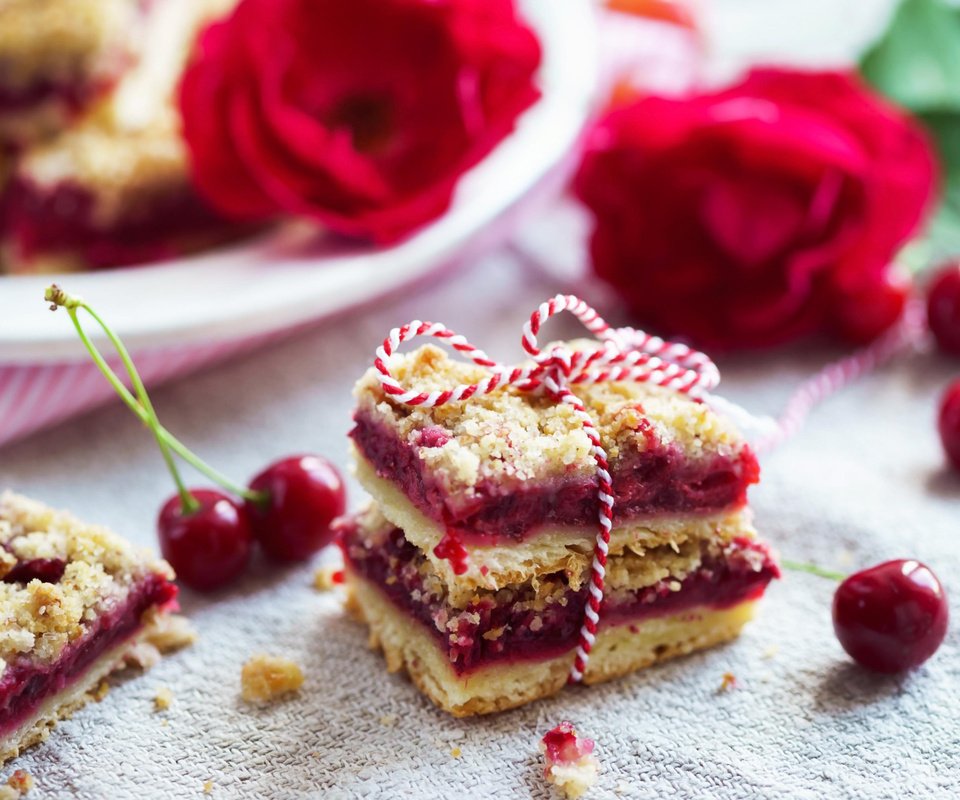 Обои цветы, ягоды, вишня, сладкое, выпечка, десерт, пирожное, flowers, berries, cherry, sweet, cakes, dessert, cake разрешение 3840x2400 Загрузить