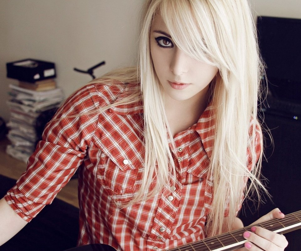 Обои девушка, блондинка, гитара, взгляд, комната, позирует, bessy, girl, blonde, guitar, look, room, posing разрешение 2560x1440 Загрузить