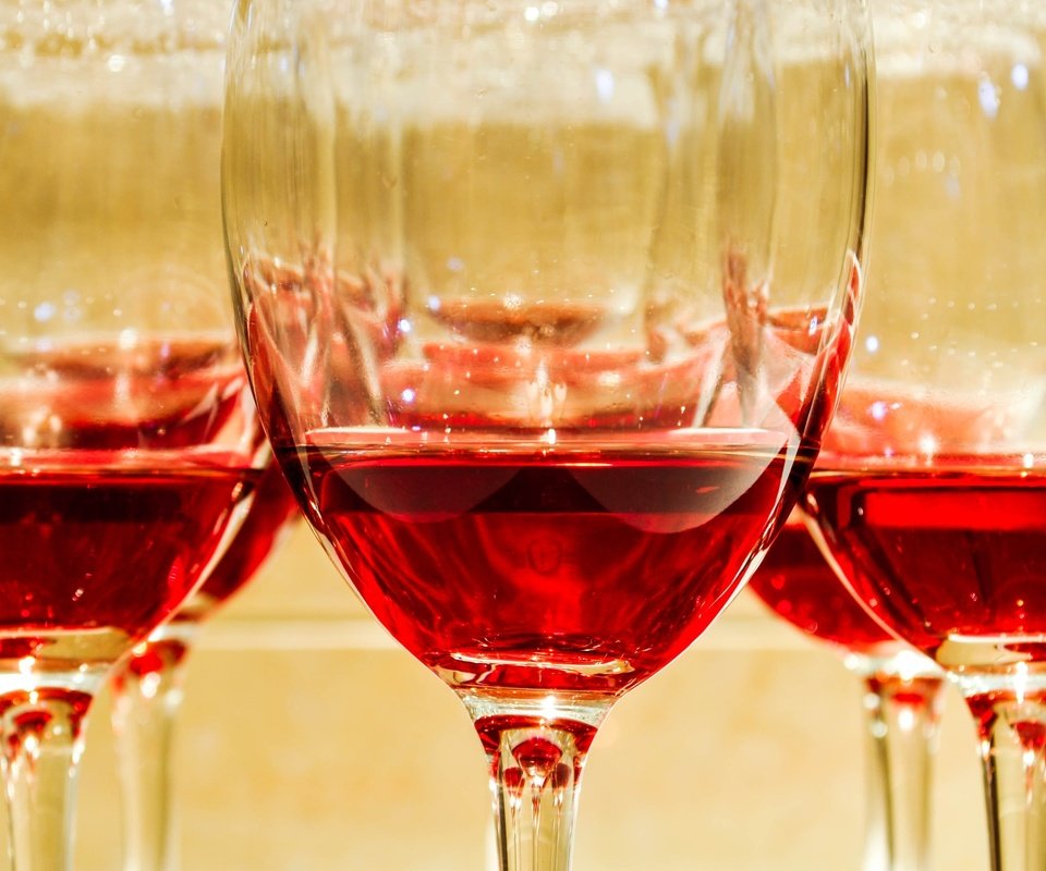Обои вино, стекло, бокалы, алкоголь, красное, бокал вина, wine, glass, glasses, alcohol, red, a glass of wine разрешение 3905x2281 Загрузить