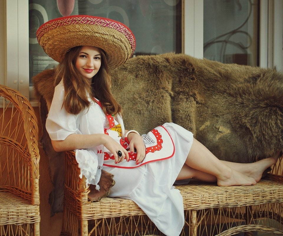 Обои девушка, платье, улыбка, шкура, диван, шляпа, сомбреро, girl, dress, smile, skin, sofa, hat, sombrero разрешение 1920x1285 Загрузить