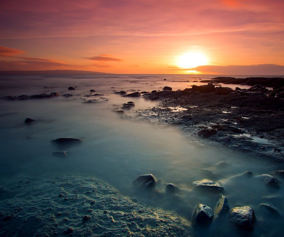 Обои небо, солнце, камни, берег, закат, море, пляж, the sky, the sun, stones, shore, sunset, sea, beach разрешение 2560x1790 Загрузить