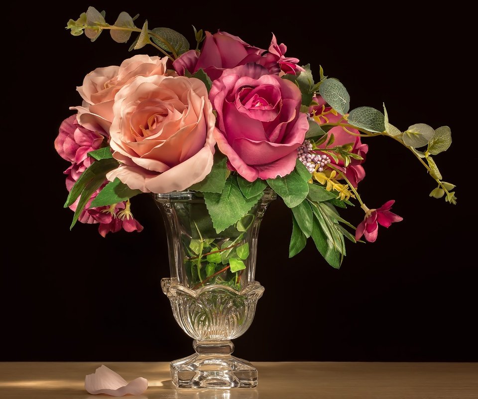 Обои цветы, бутоны, розы, лепестки, лепесток, черный фон, вазочка, flowers, buds, roses, petals, petal, black background, vase разрешение 2400x1711 Загрузить