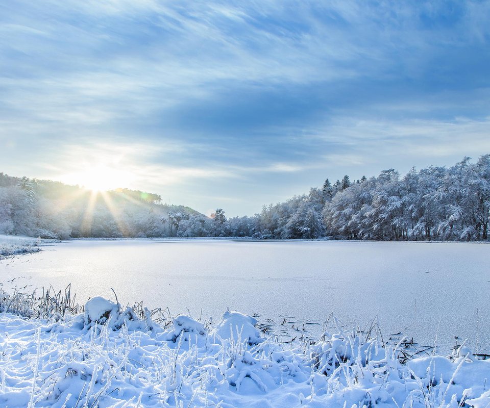 Обои небо, река, снег, природа, зима, пейзаж, иней, the sky, river, snow, nature, winter, landscape, frost разрешение 1920x1080 Загрузить