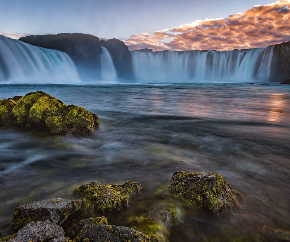 Обои небо, водопад годафосс, облака, вода, природа, камни, водопад, поток, исландия, the sky, clouds, water, nature, stones, waterfall, stream, iceland разрешение 2048x1272 Загрузить