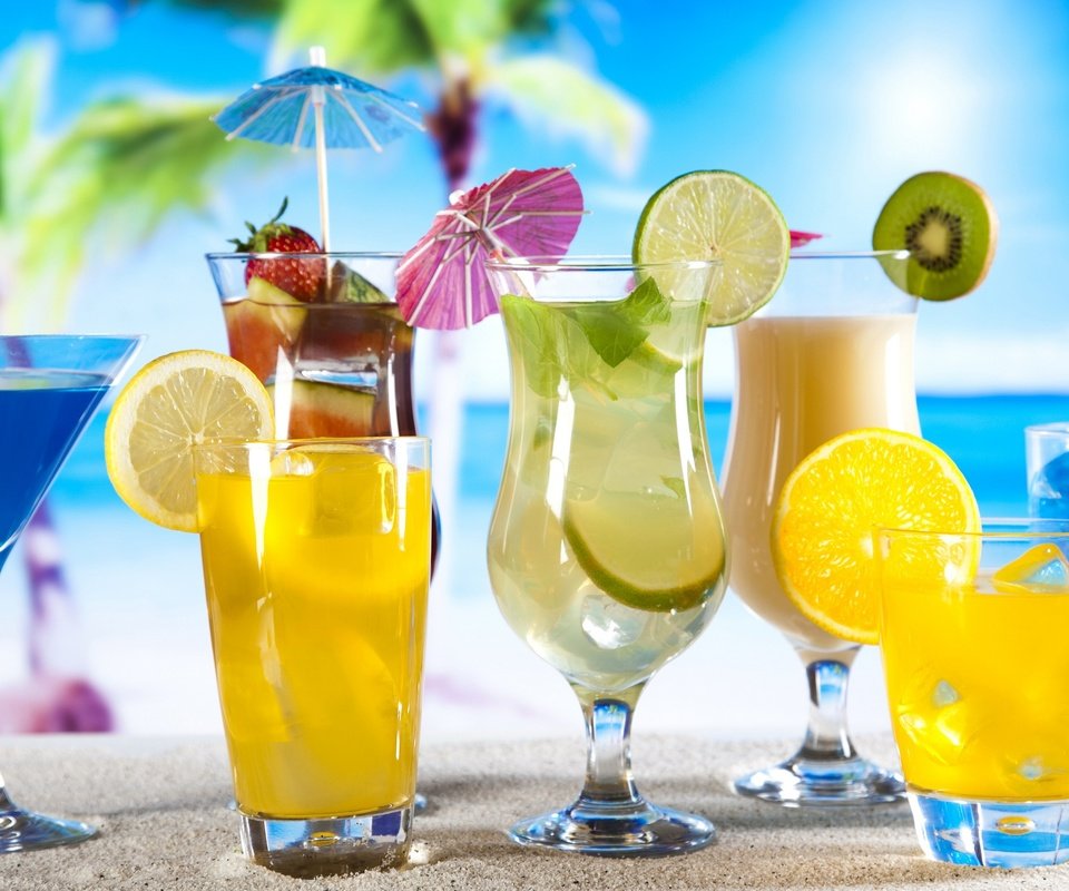 Обои пляж, киви, фрукты, коктейли, клубника, стаканы, лёд, бокалы, лимон, лайм, коктейль, напитки, beach, kiwi, fruit, cocktails, strawberry, glasses, ice, lemon, lime, cocktail, drinks разрешение 3840x2160 Загрузить