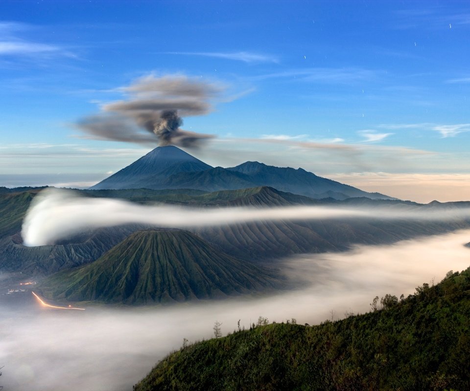 Обои облака, горы, остров, вулкан, индонезия, clouds, mountains, island, the volcano, indonesia разрешение 1920x1280 Загрузить