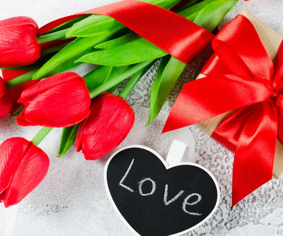 Обои красные, валентинов день, любовь, сердечка, букет, gift box, тюльпаны, лента, подарок, романтик,  цветы, red, valentine's day, love, heart, bouquet, tulips, tape, gift, romantic, flowers разрешение 2112x1188 Загрузить
