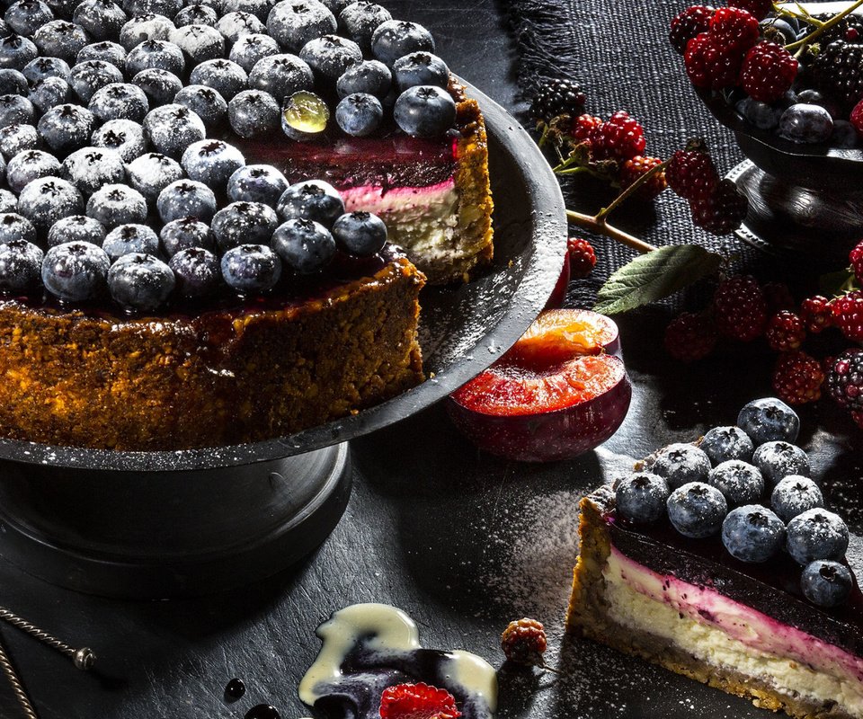 Обои ягоды, персик, торт, ежевика, голубика, berries, peach, cake, blackberry, blueberries разрешение 2112x1188 Загрузить