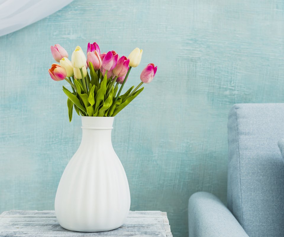 Обои стол, букет, тюльпаны, ваза, table, bouquet, tulips, vase разрешение 6538x4388 Загрузить