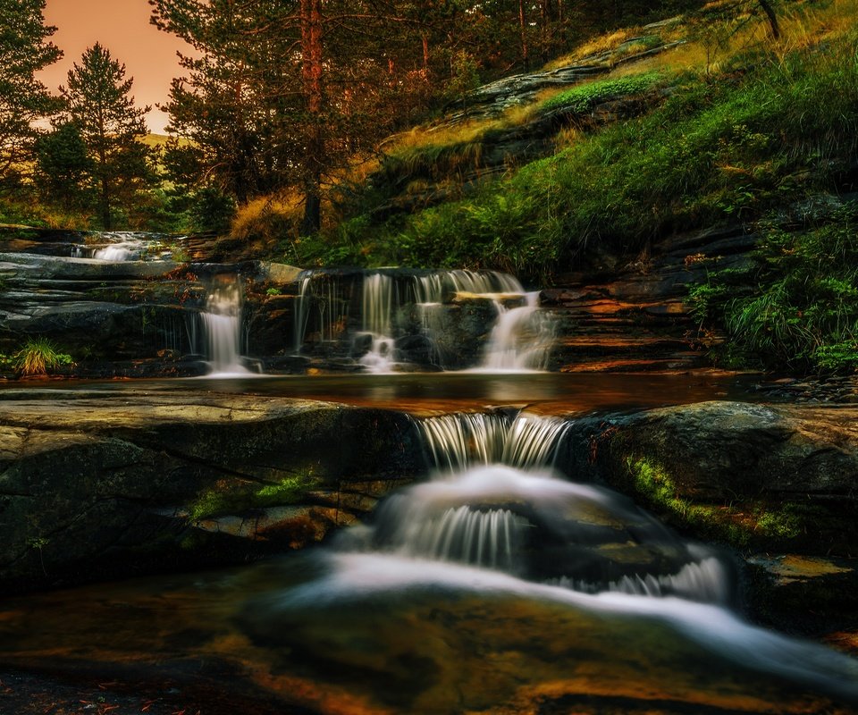 Обои камни, лес, склон, водопад, stones, forest, slope, waterfall разрешение 3840x2160 Загрузить