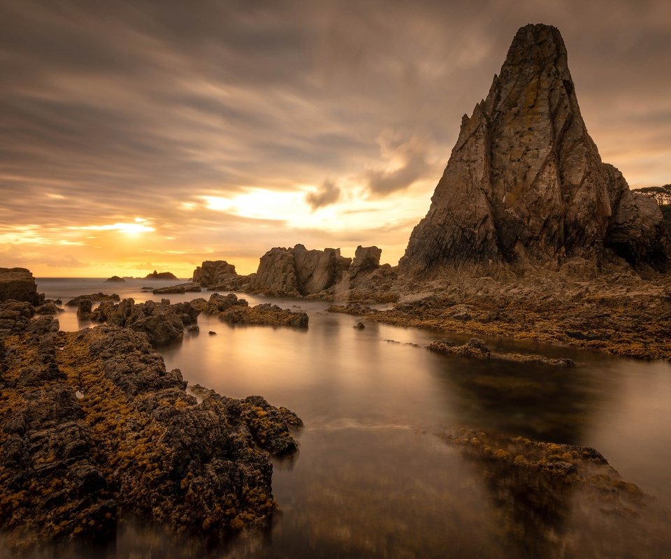 Обои небо, облака, скалы, камни, берег, закат, море, the sky, clouds, rocks, stones, shore, sunset, sea разрешение 3840x2160 Загрузить