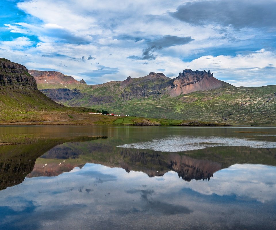 Обои облака, горы, скалы, отражение, домики, водоем, склоны, clouds, mountains, rocks, reflection, houses, pond, the slopes разрешение 3840x2160 Загрузить