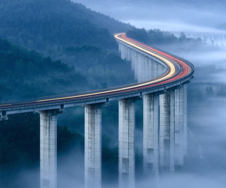 Обои свет, огни, утро, туман, мост, light, lights, morning, fog, bridge разрешение 2048x1367 Загрузить