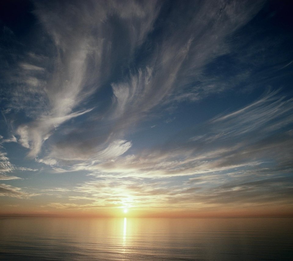 Обои небо, облака, закат, горизонт, гладь, the sky, clouds, sunset, horizon, surface разрешение 1999x1333 Загрузить