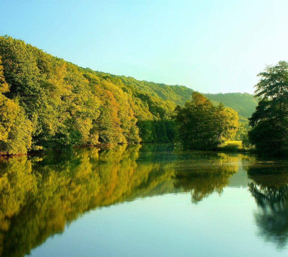 Обои небо, деревья, река, отражение, the sky, trees, river, reflection разрешение 2560x1600 Загрузить