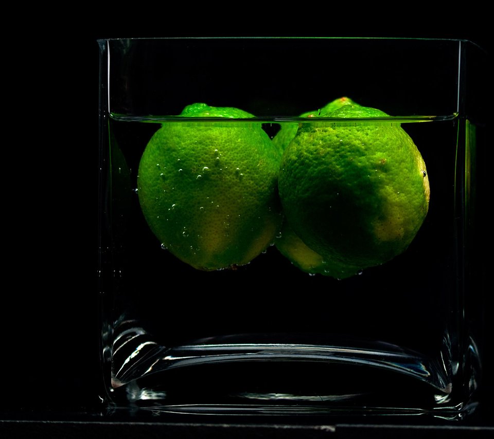 Обои вода, тень, черный фон, фрукт, лайм, стакан, жидкость, water, shadow, black background, fruit, lime, glass, liquid разрешение 2560x1600 Загрузить