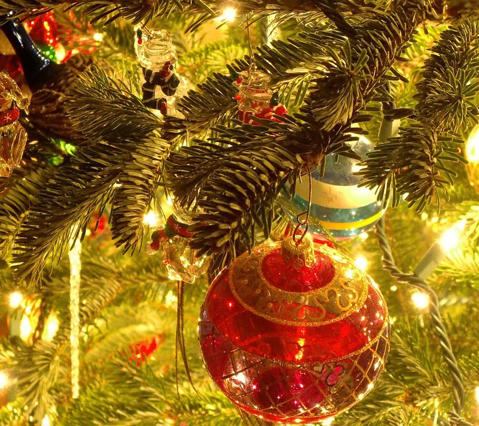 Обои свет, елка, красный, игрушки, праздник, фонарики, стеклянный шар, light, tree, red, toys, holiday, lanterns, glass globe разрешение 1920x1200 Загрузить
