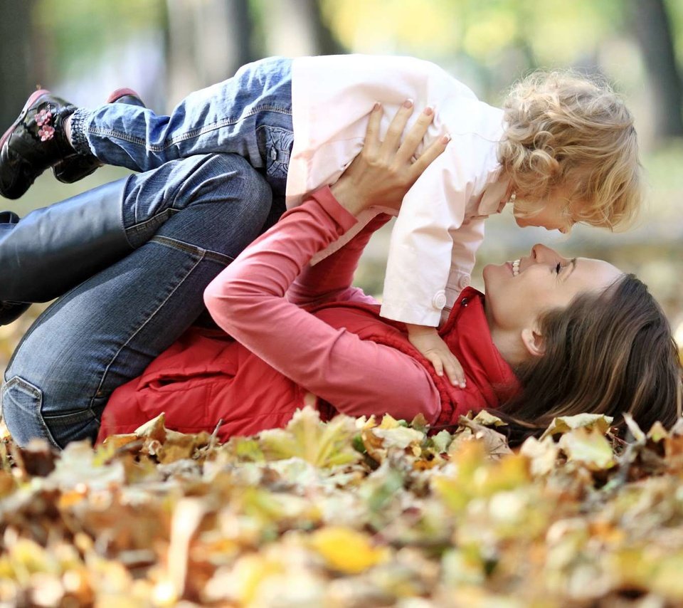 Обои осень, счастье, мама и сын, autumn, happiness, mother and son разрешение 1920x1200 Загрузить