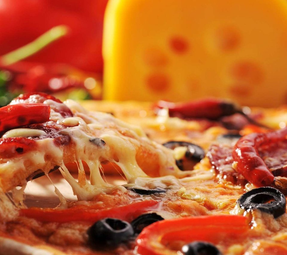 Обои сыр, обед, выпечка, пицца, начинка, маслины, салями, cheese, lunch, cakes, pizza, filling, olives, salami разрешение 1920x1200 Загрузить