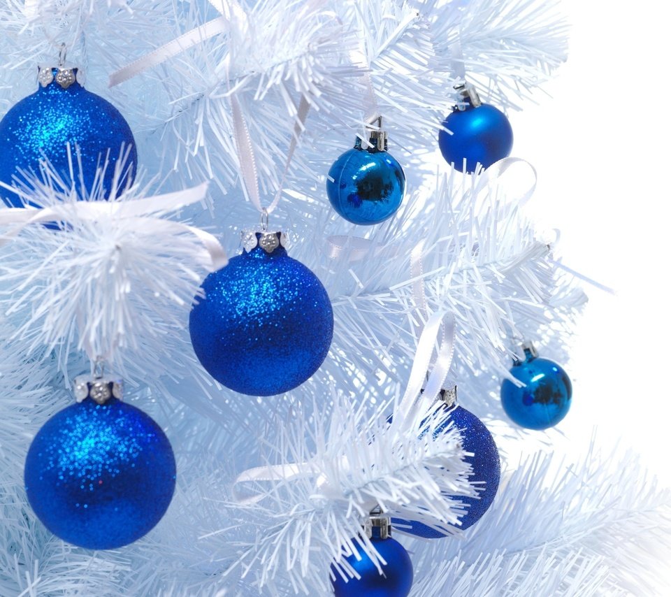 Обои новый год, синий шар, елка, елочные, шары, новогодние игрушки, белая елка, шарики, игрушки, новогодний шар, синие, рождество, елочные игрушки, белая, white, new year, blue ball, tree, christmas toys, balls, white tree, toys, christmas ball, blue, christmas, christmas decorations разрешение 2560x1600 Загрузить