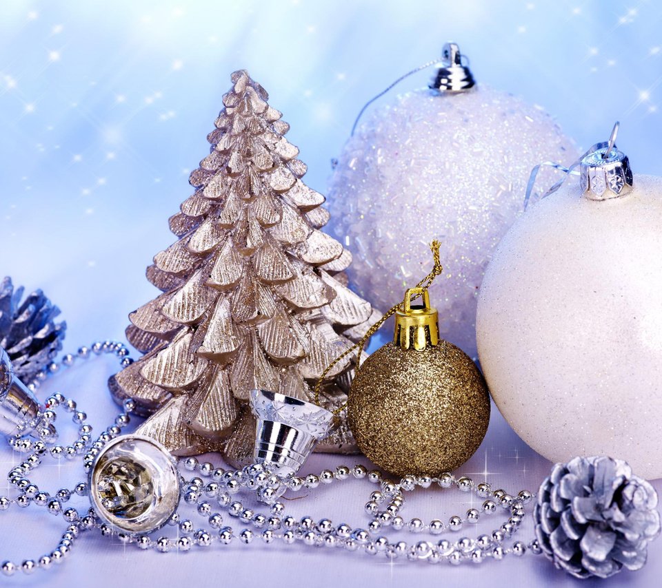 Обои новый год, елка, зима, колокольчик, белые шарики, new year, tree, winter, bell, white balls разрешение 2560x1600 Загрузить