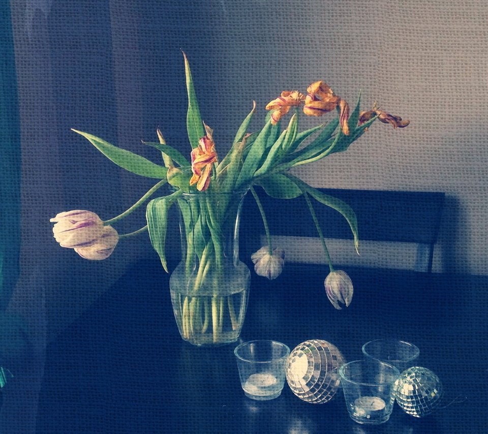Обои цветы, natyurmort, свечи, стол, тюльпаны, окно, ваза, лилии, cvety, stil, flowers, candles, table, tulips, window, vase, lily разрешение 1920x1200 Загрузить
