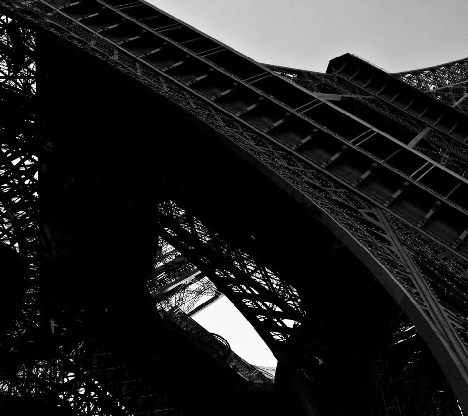 Обои небо, париж, франция, эйфелева башня, чёрно-белые, the sky, paris, france, eiffel tower, black and white разрешение 2400x1350 Загрузить