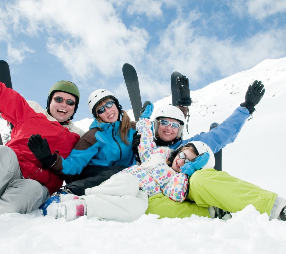 Обои снег, люди, лыжи, веселая компания, зимний отдых, snow, people, ski, fun company, winter holidays разрешение 2880x1800 Загрузить