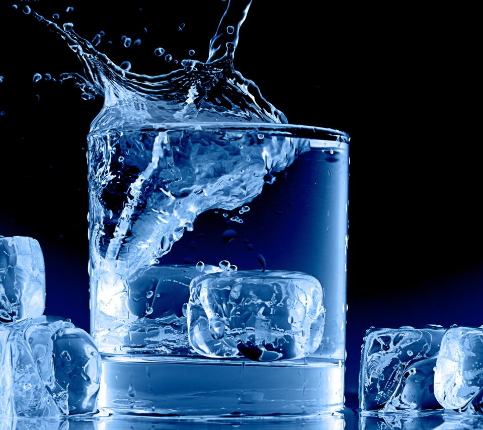 Обои вода, лёд, всплеск, стакан, кубики льда, water, ice, splash, glass, ice cubes разрешение 2560x1600 Загрузить