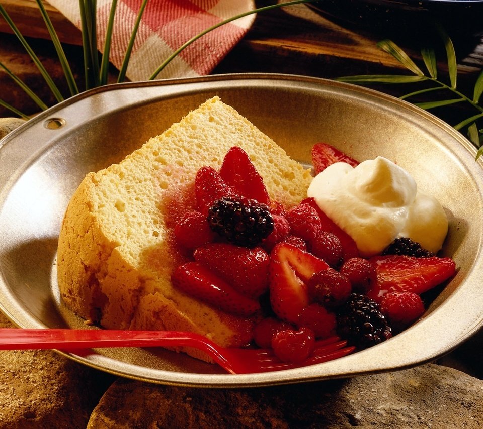 Обои хлеб, ягоды, сливки, десерт, bread, berries, cream, dessert разрешение 1920x1200 Загрузить