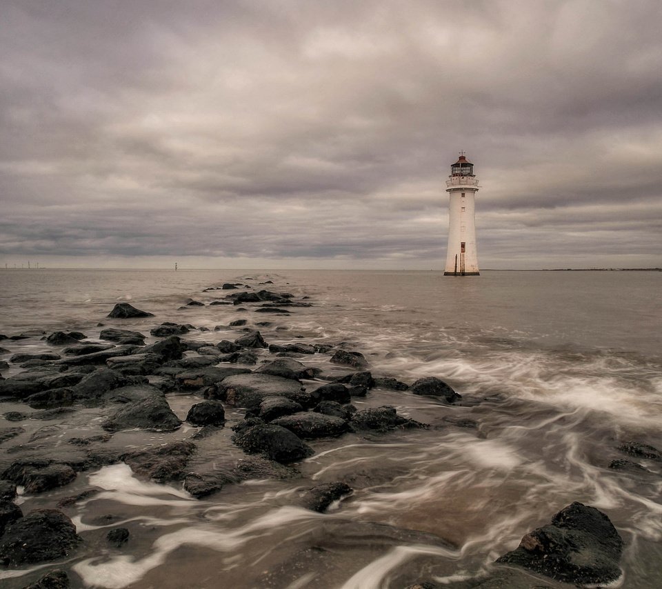 Обои камни, тучи, море, маяк, stones, clouds, sea, lighthouse разрешение 2048x1292 Загрузить