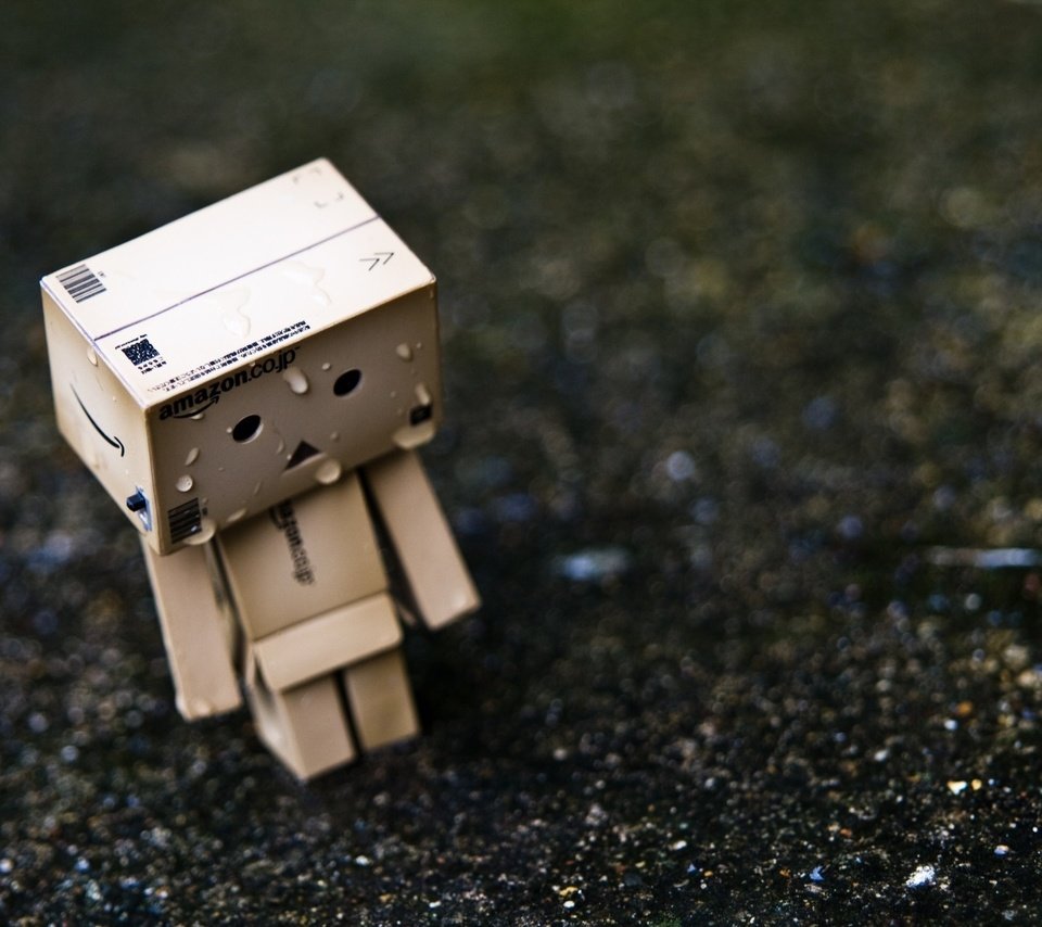 Обои одиночество, дождь, данбо, картонный человечек, картонный робот, craig dennis, loneliness, rain, danbo, cardboard man, cardboard robot разрешение 1920x1280 Загрузить
