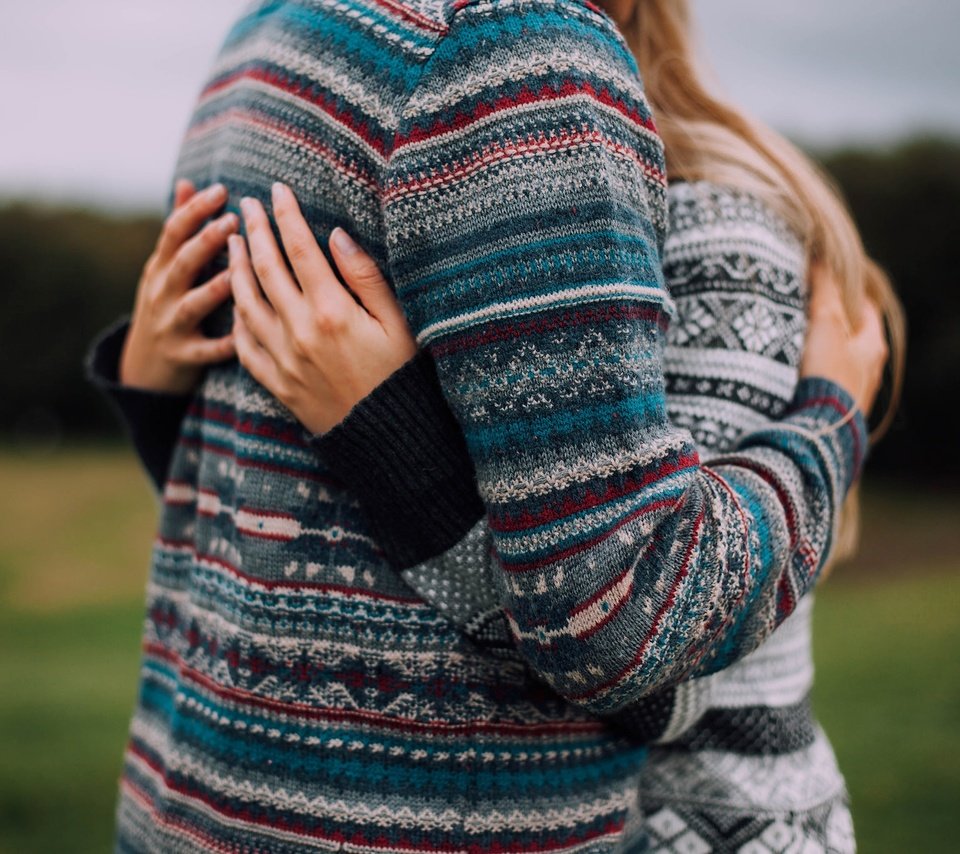 Обои узор, объятия, влюбленные, свитера, pattern, hugs, lovers, sweaters разрешение 2048x1365 Загрузить