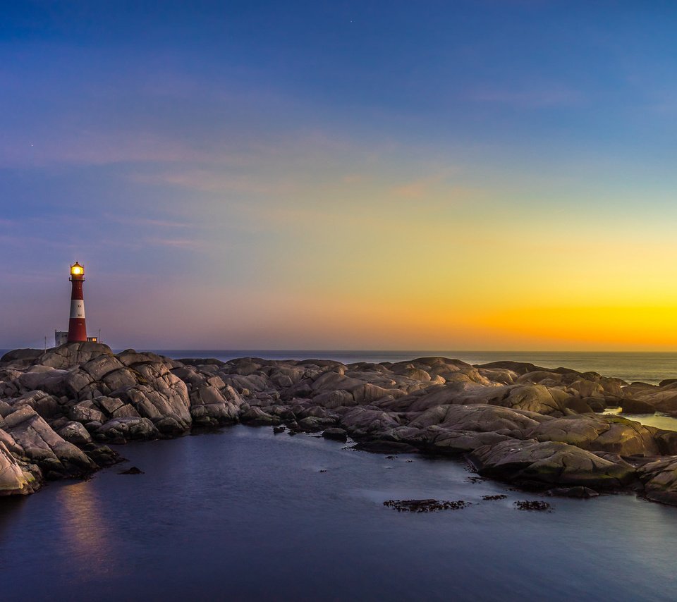 Обои небо, свет, закат, отражение, море, маяк, горизонт, the sky, light, sunset, reflection, sea, lighthouse, horizon разрешение 2048x1152 Загрузить