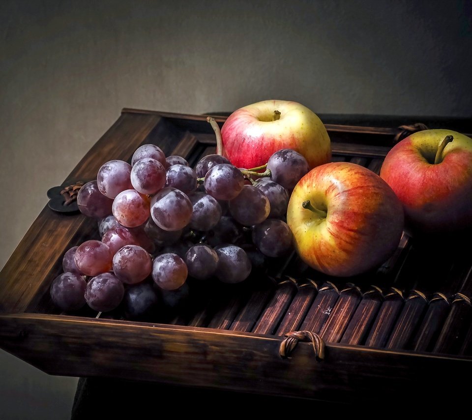 Обои виноград, фрукты, яблоки, натюрморт, grapes, fruit, apples, still life разрешение 2560x1696 Загрузить
