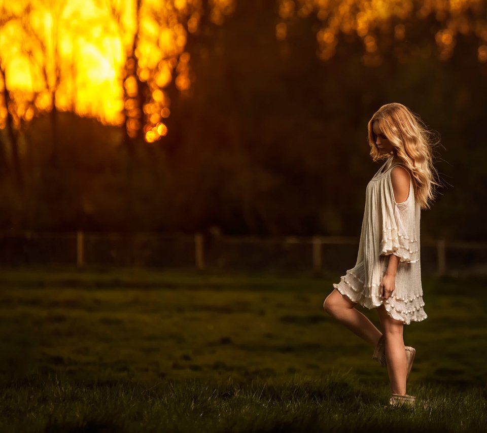 Обои небо, трава, природа, закат, девушка, блондинка, поле, the sky, grass, nature, sunset, girl, blonde, field разрешение 2048x1365 Загрузить